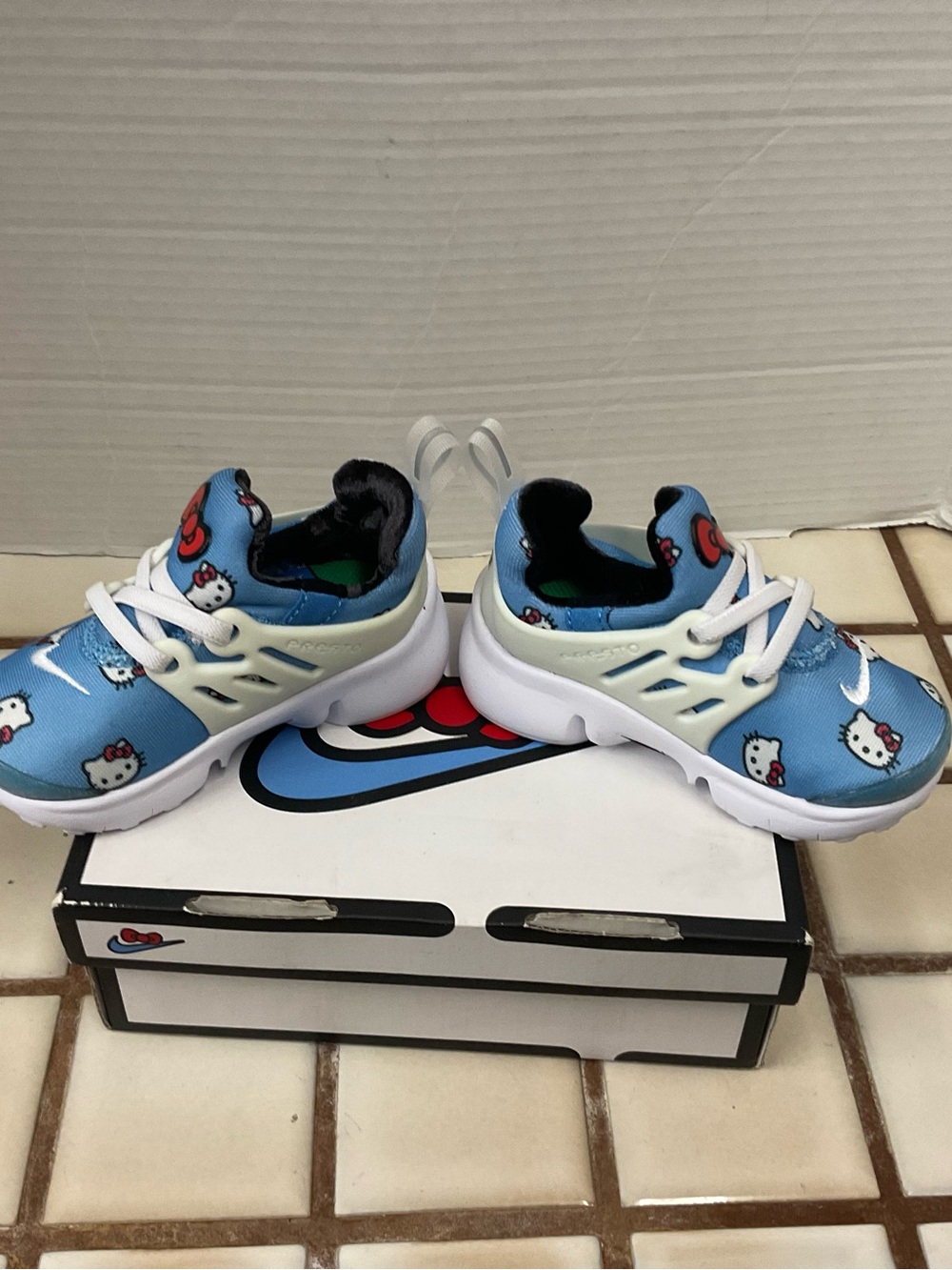 Nike Air Presto “Hello Kitty” Print Kids Sneakers - Picture 2 of 15